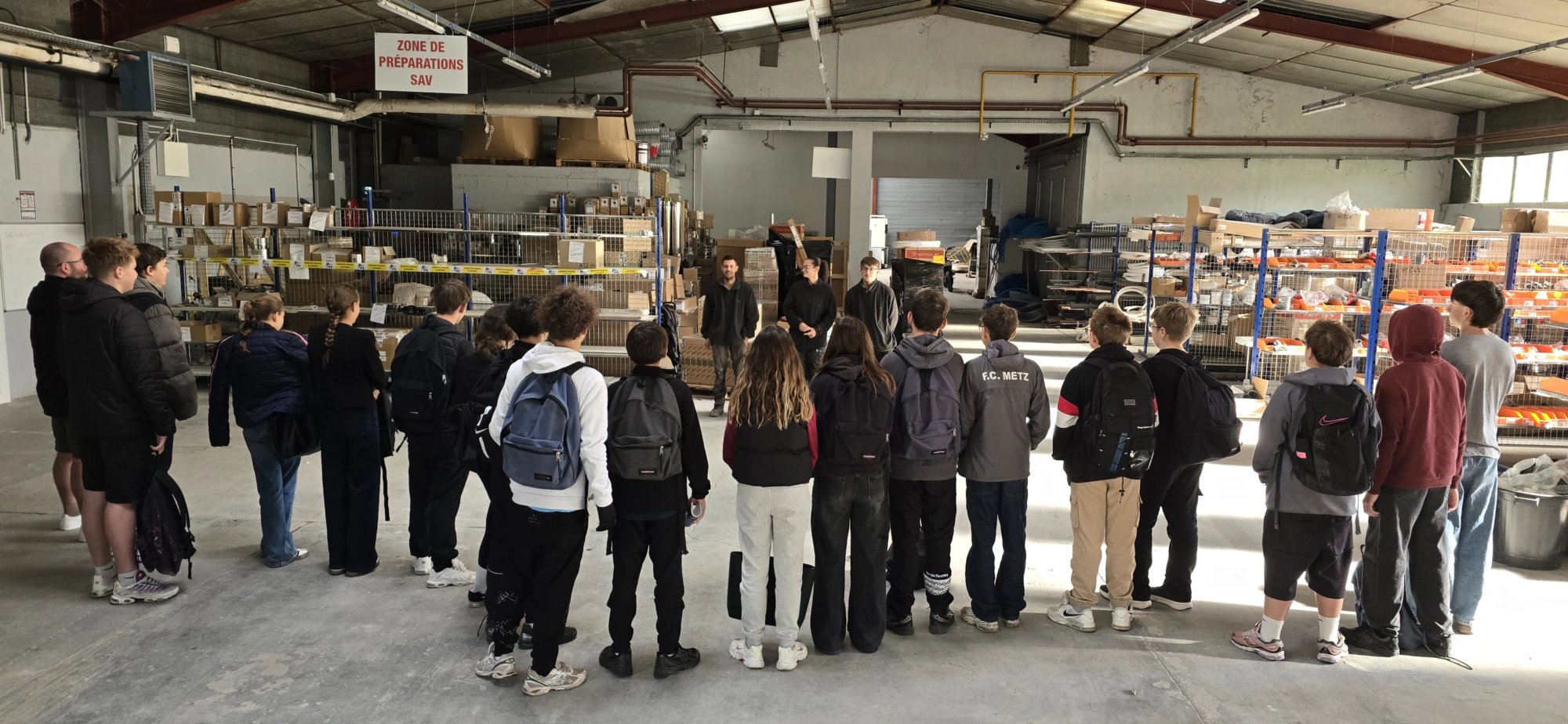 Des collégiens découvrent les ateliers de Jules Cunin Vittel pendant les Coulisses du BTP
